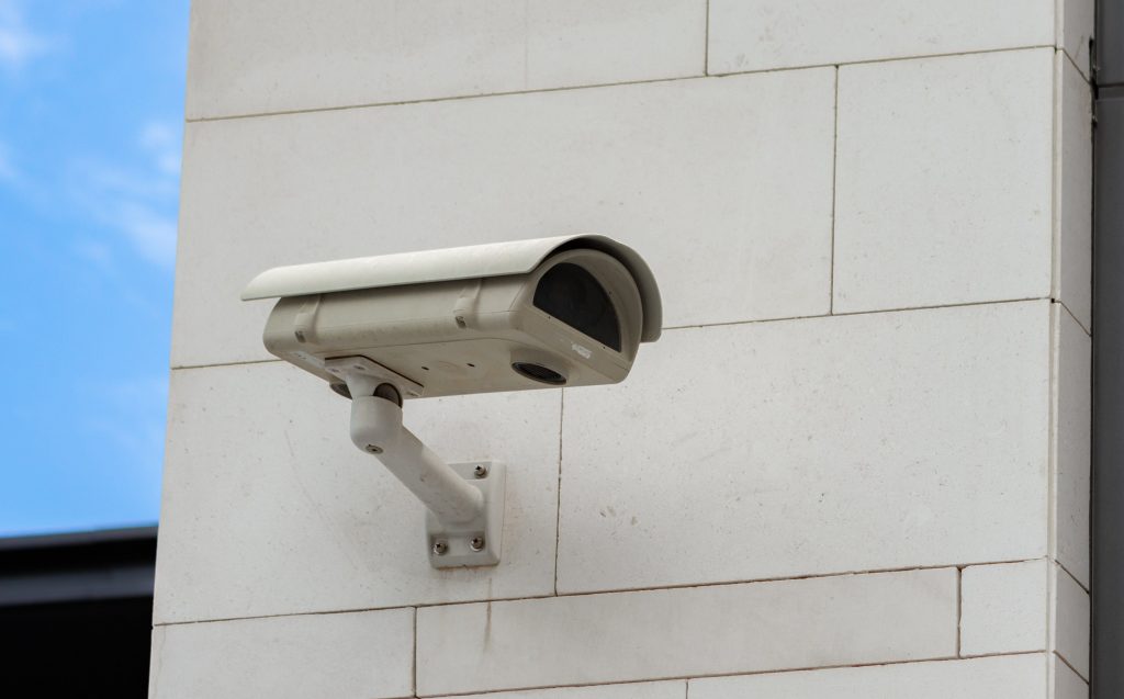 Puedo poner cámaras de vigilancias ocultas en tu casa